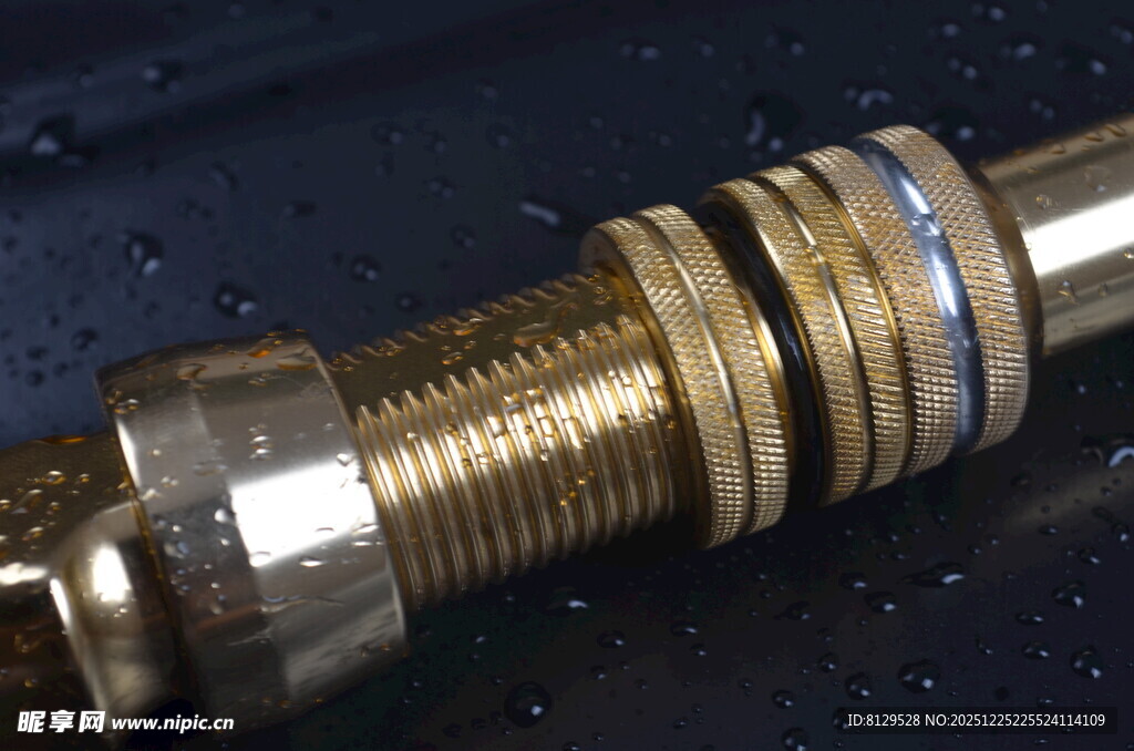 金色金属管件特写