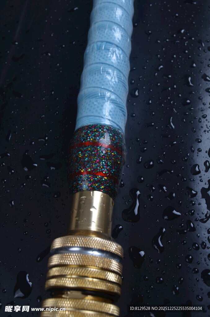 蓝色水管接头特写