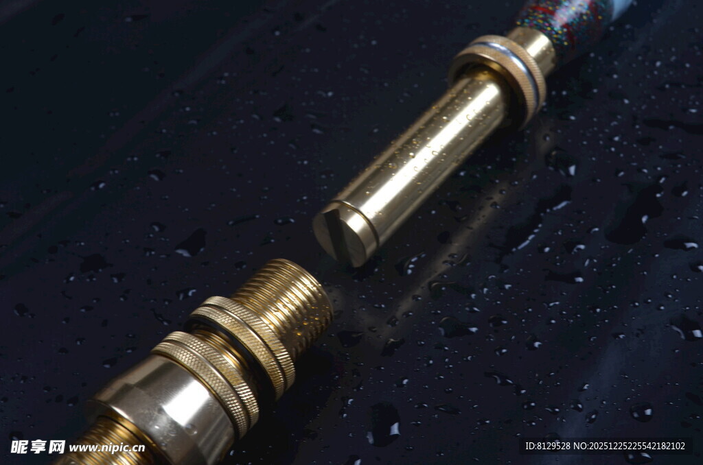 金色金属管件质感精美