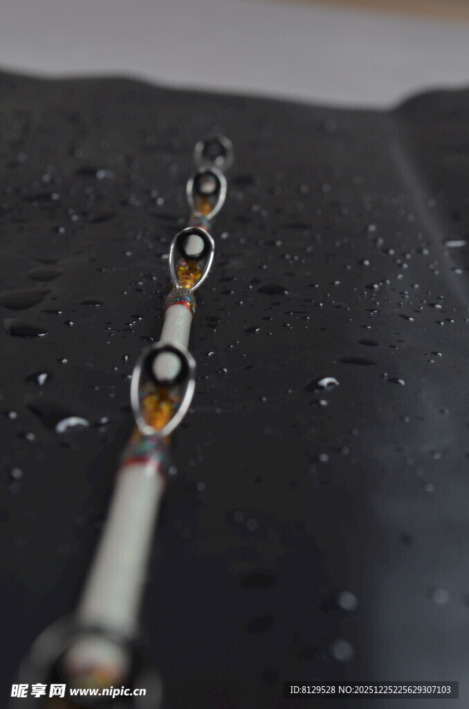 水珠挂于金属杆上特写