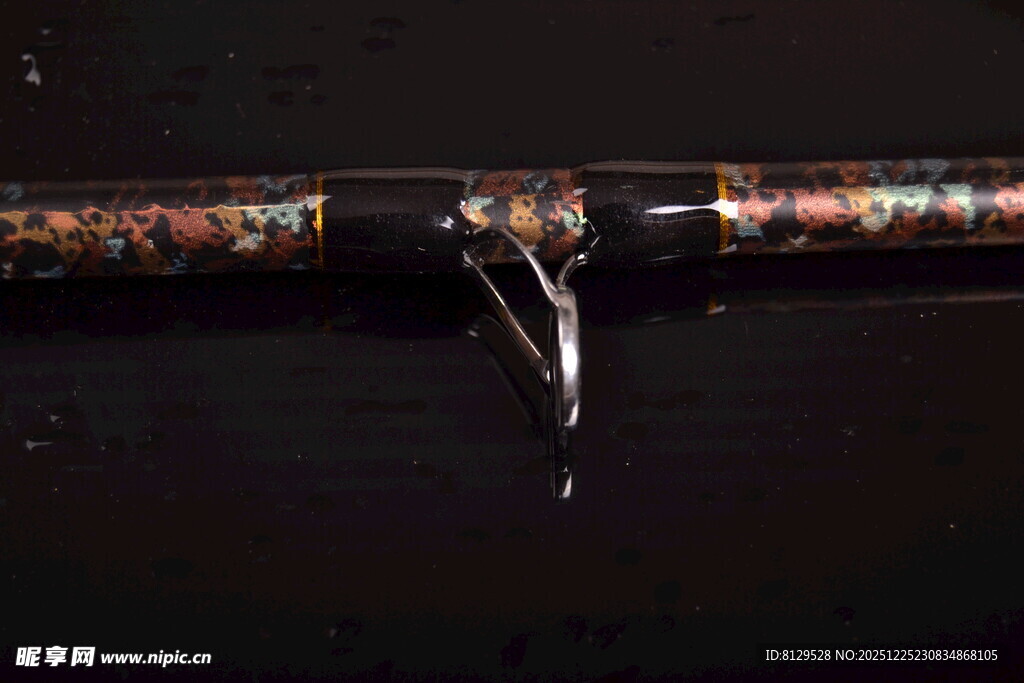 管道上的蜘蛛与滴落水珠