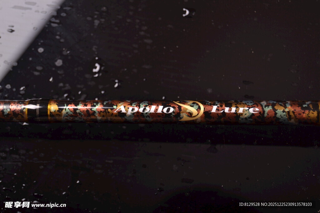 雨夜透过车窗看城市灯火