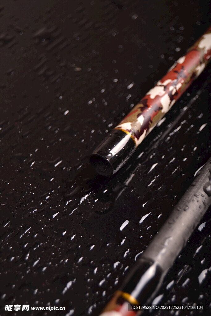 雨中垂钓鱼竿雨滴飞溅