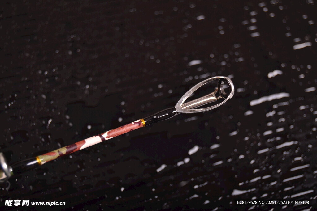 雨中垂钓的鱼竿