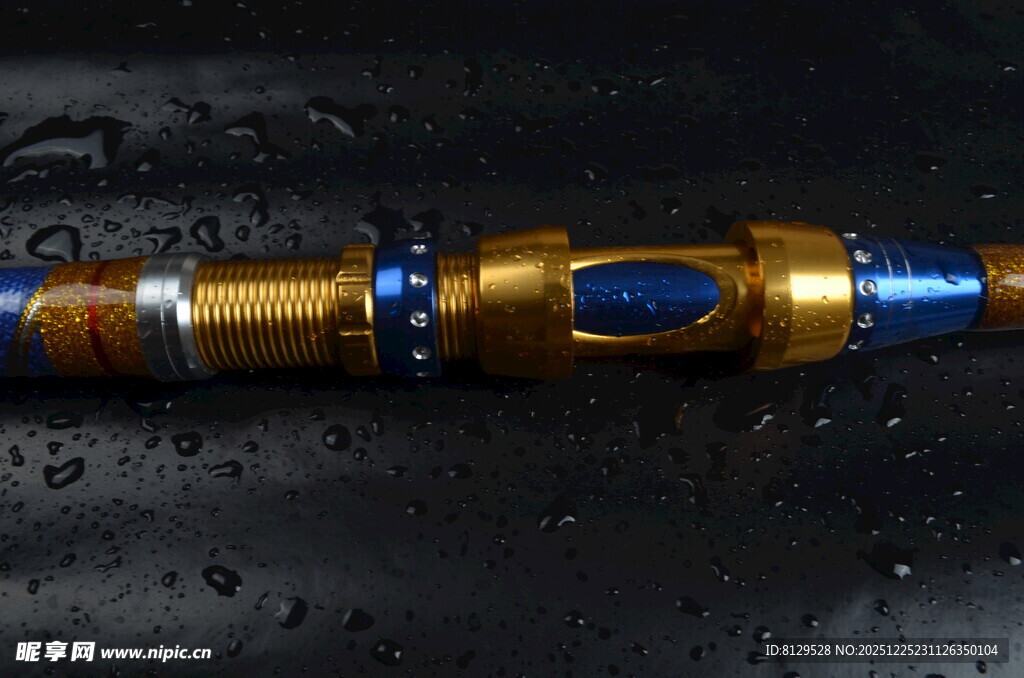 金色精致钓鱼竿特写