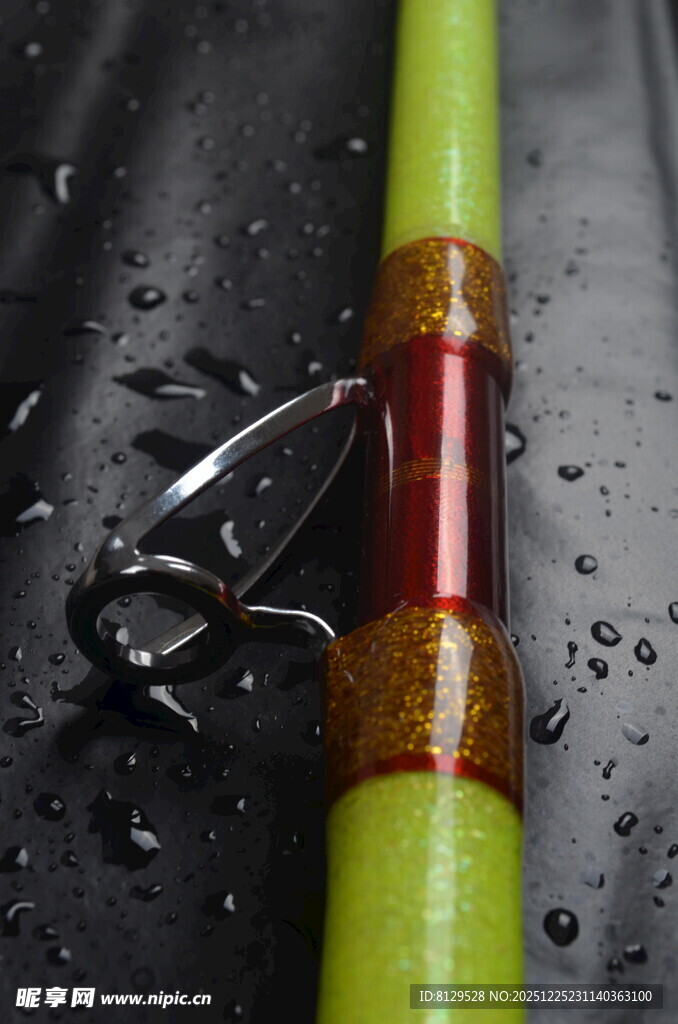 绿色鱼竿上的金属配件