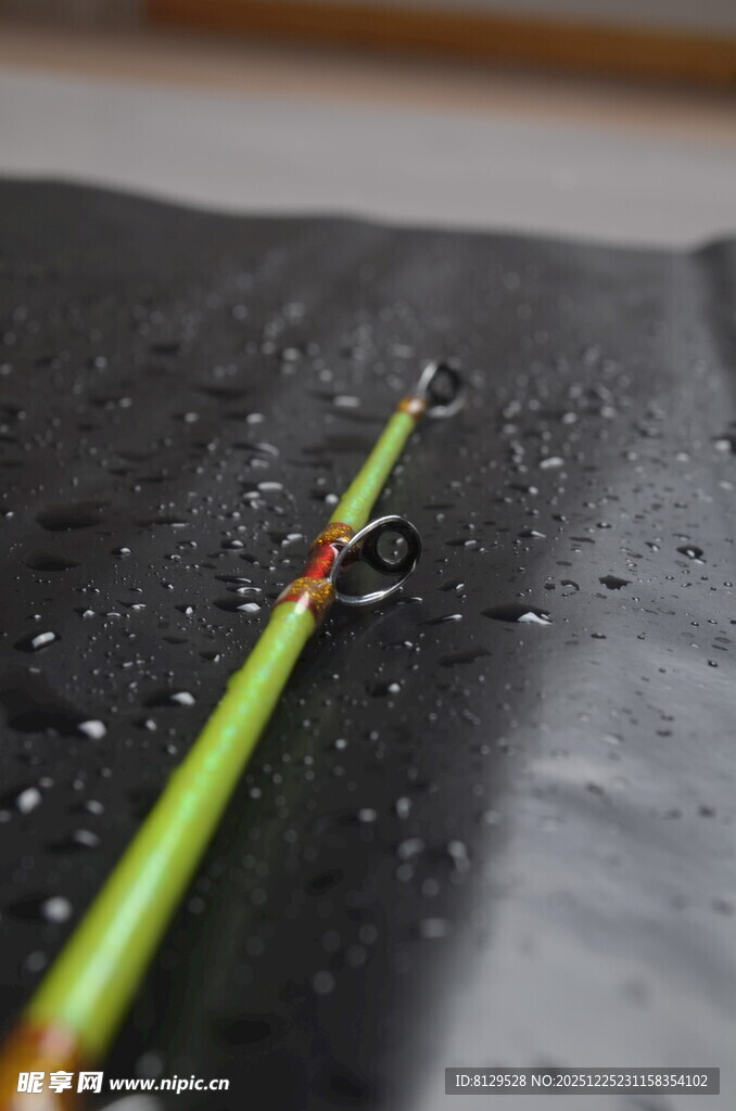 水滴中的彩色细长物件