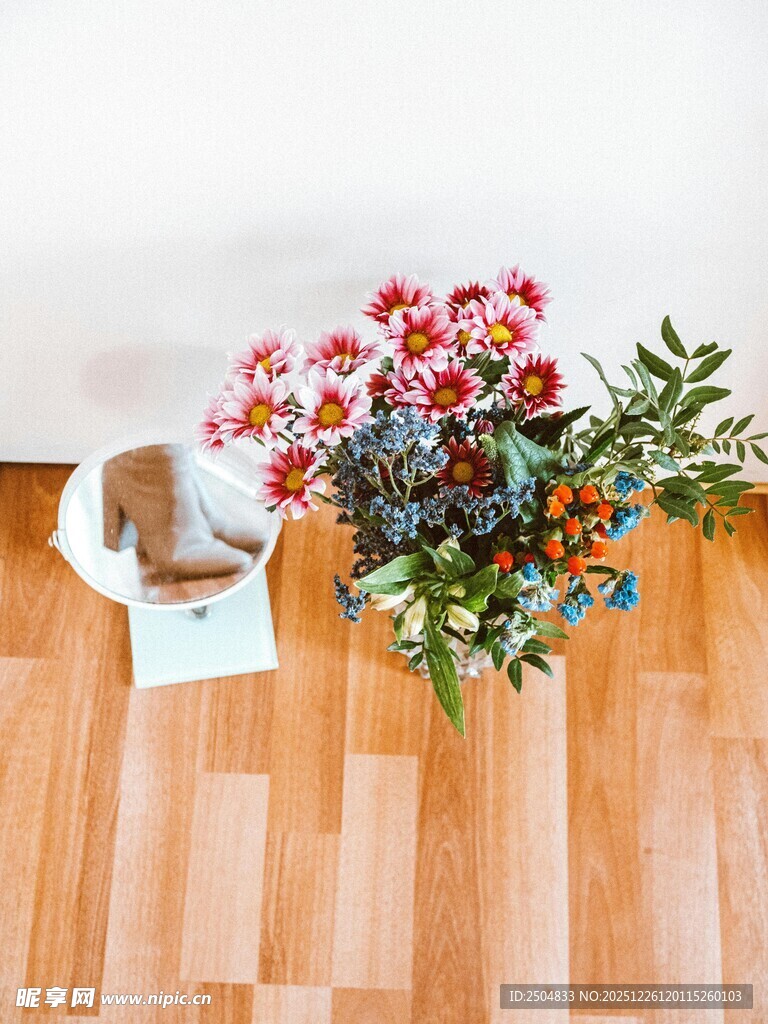 木地板上的鲜花与鞋子