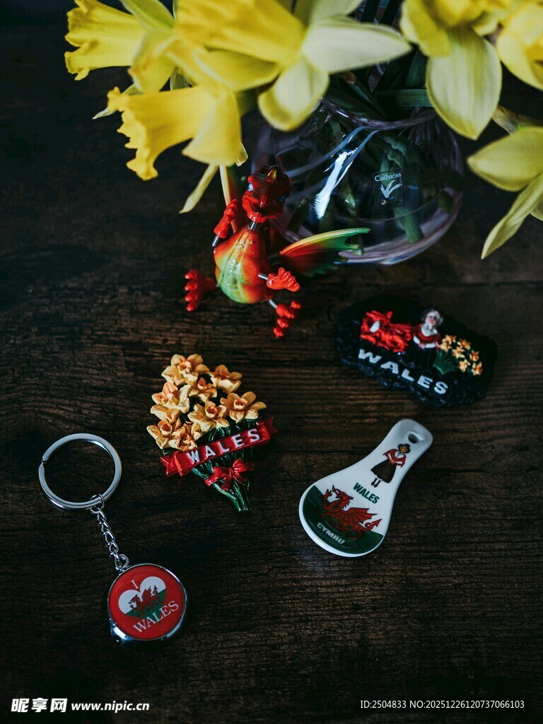 精美钥匙扣与花卉装饰组合