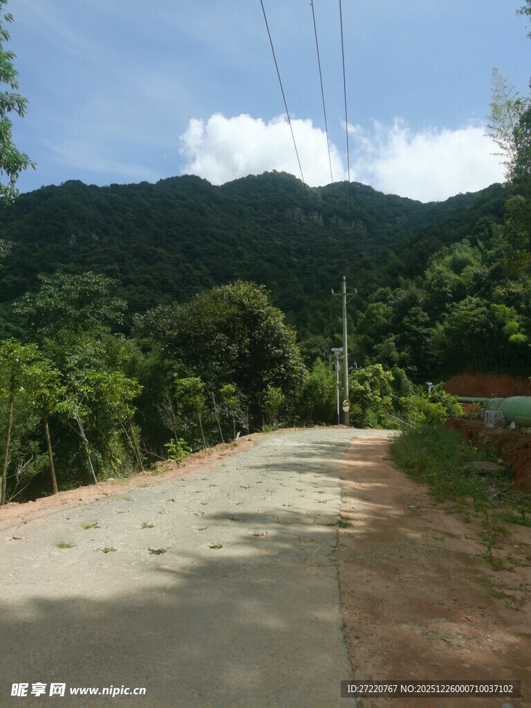 山间乡村小路风景