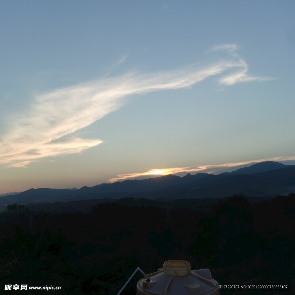 黄昏时分的远山与天空