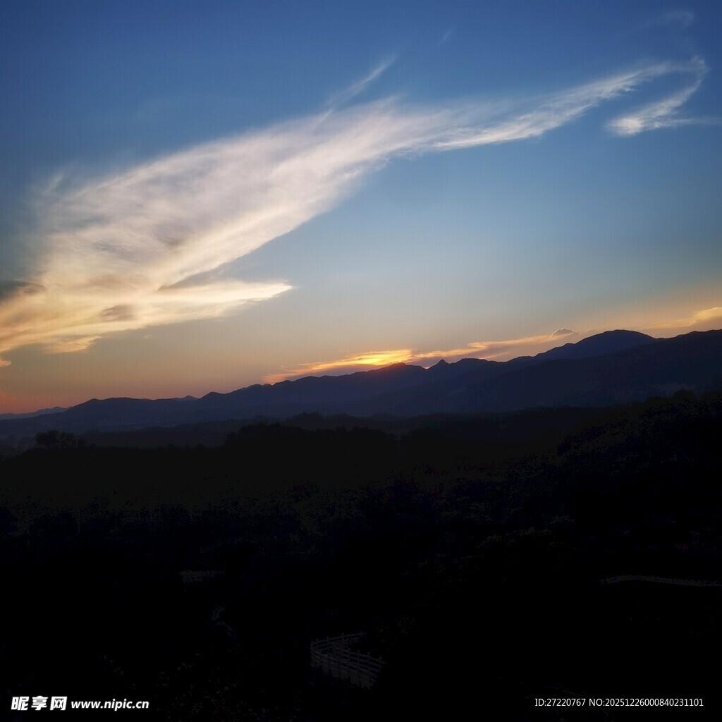 黄昏时分的远山与天空