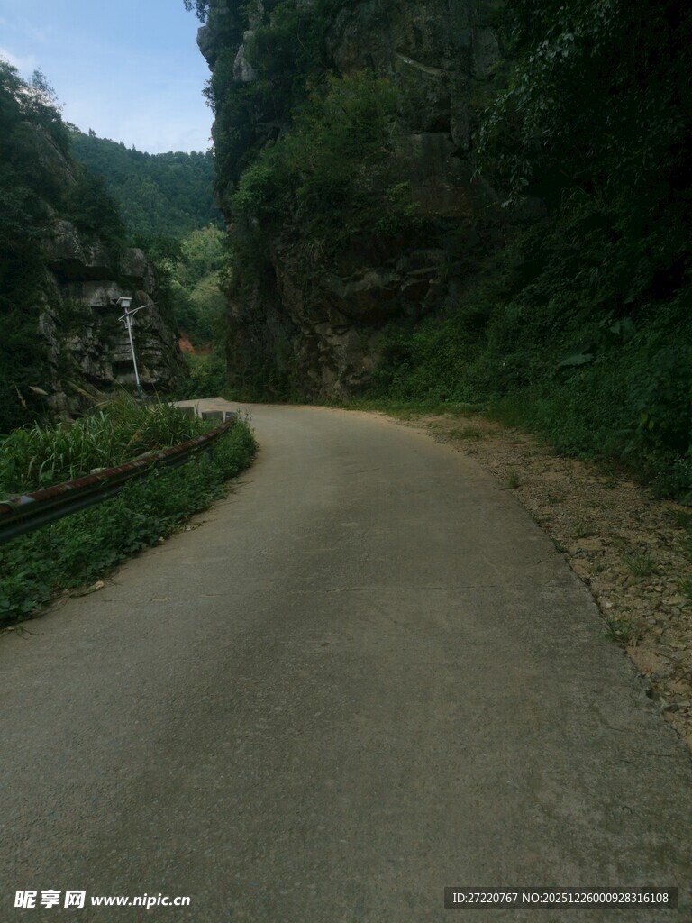 蜿蜒山间小路