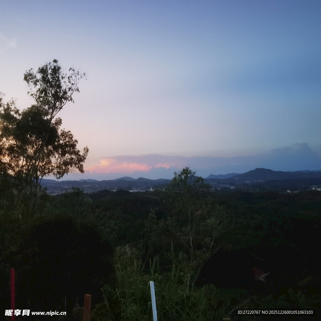 黄昏时分山林景色