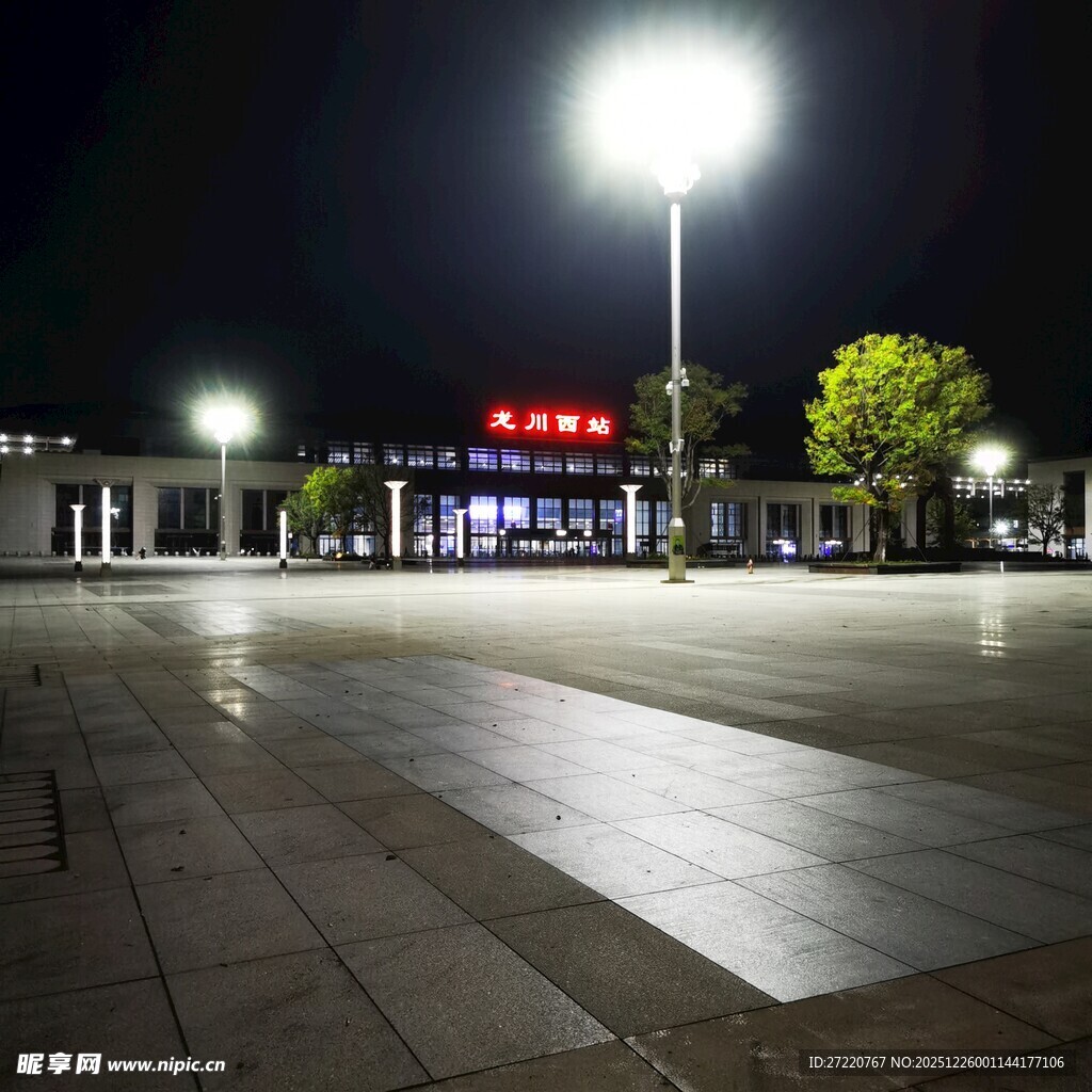 夜晚的站前广场景象