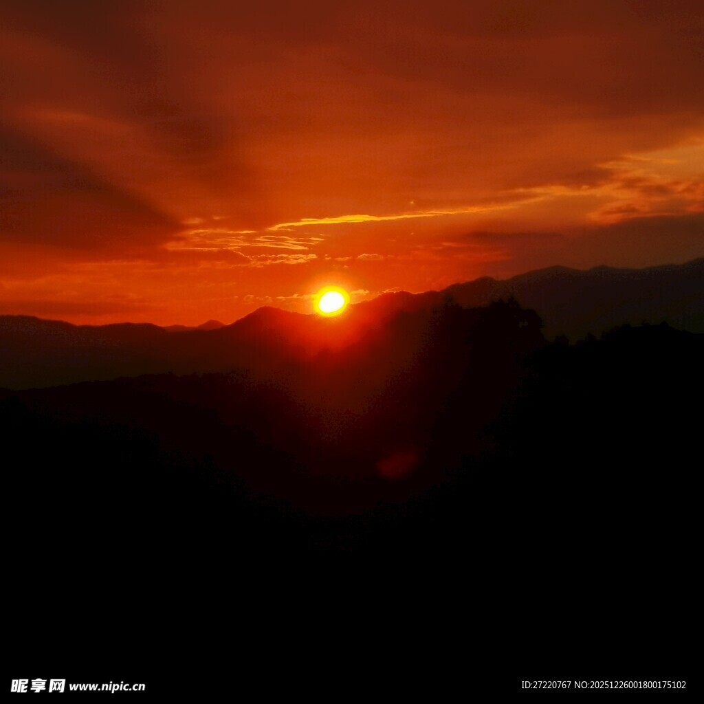 日落时分的壮丽山景