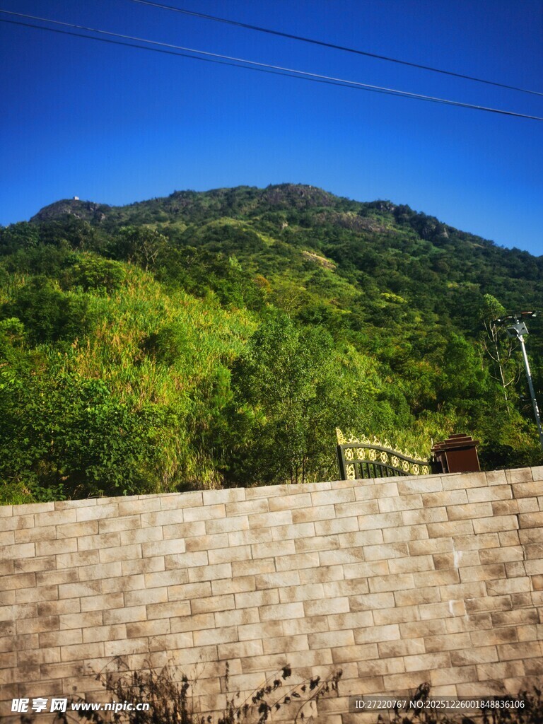 青山前的石砌矮墙景观