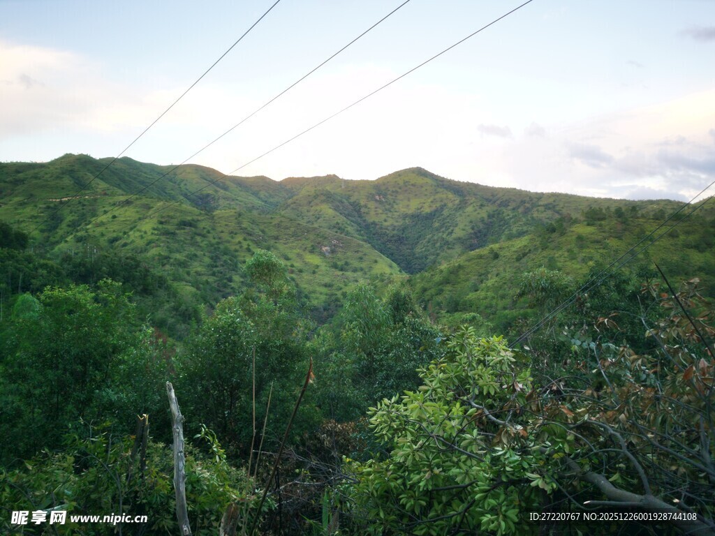翠绿山峦间的自然景致