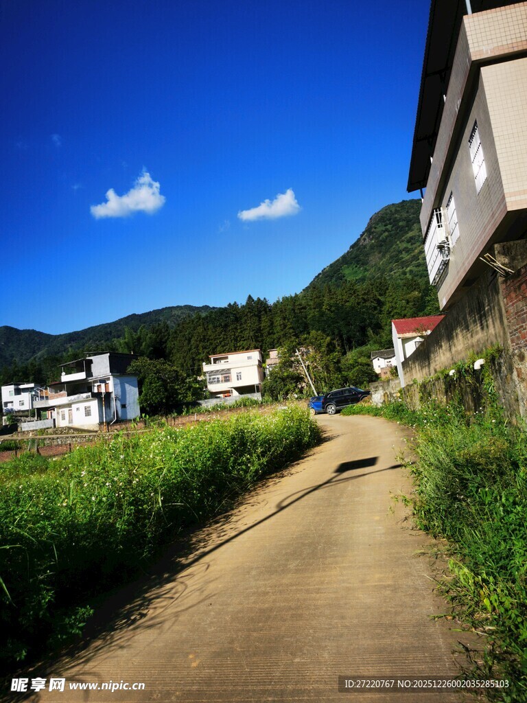 乡村小径 蓝天青山相伴