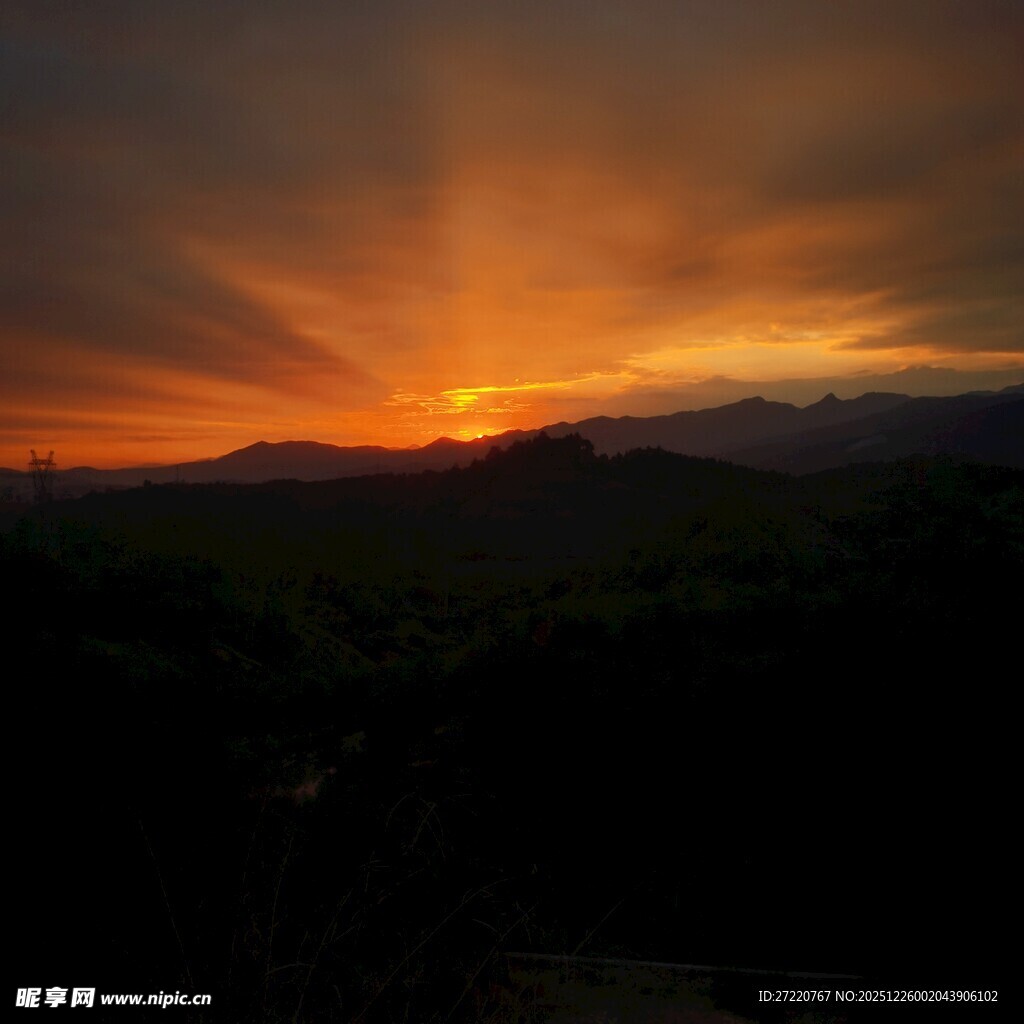 壮丽日落 天边霞光映山峦