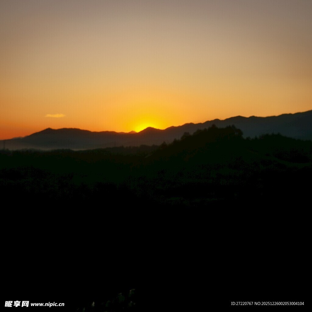 日落时分的山峦美景