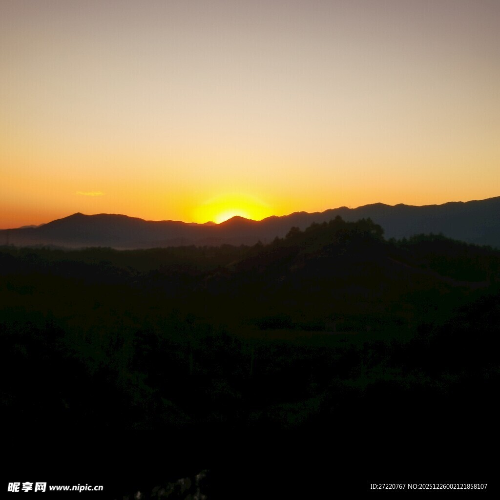 日落山峦间的美丽景致