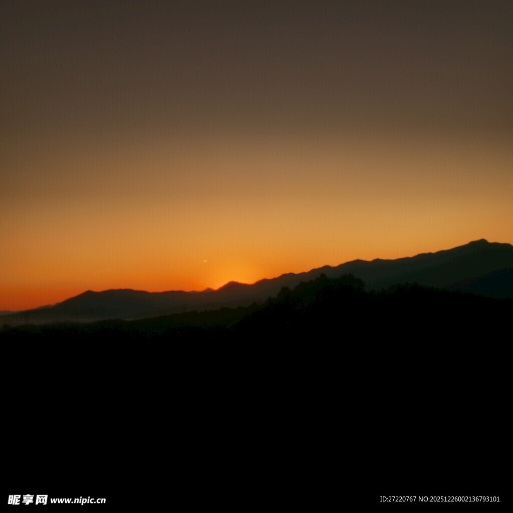 日落时分的山峦剪影