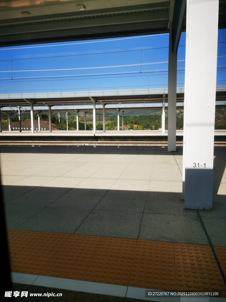 火车站台景象 高铁