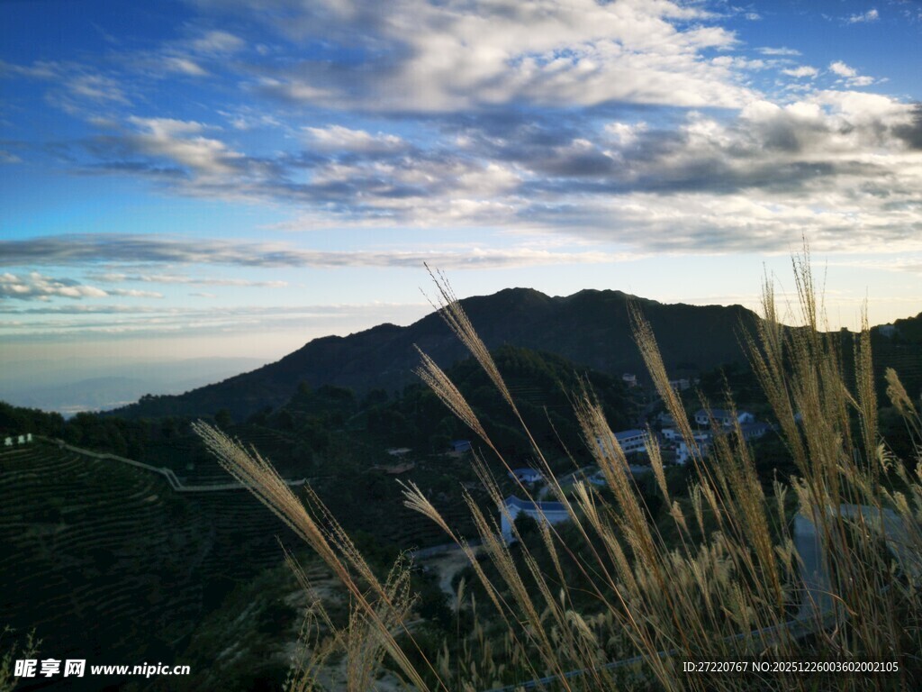 山间美景 蓝天白云映青山
