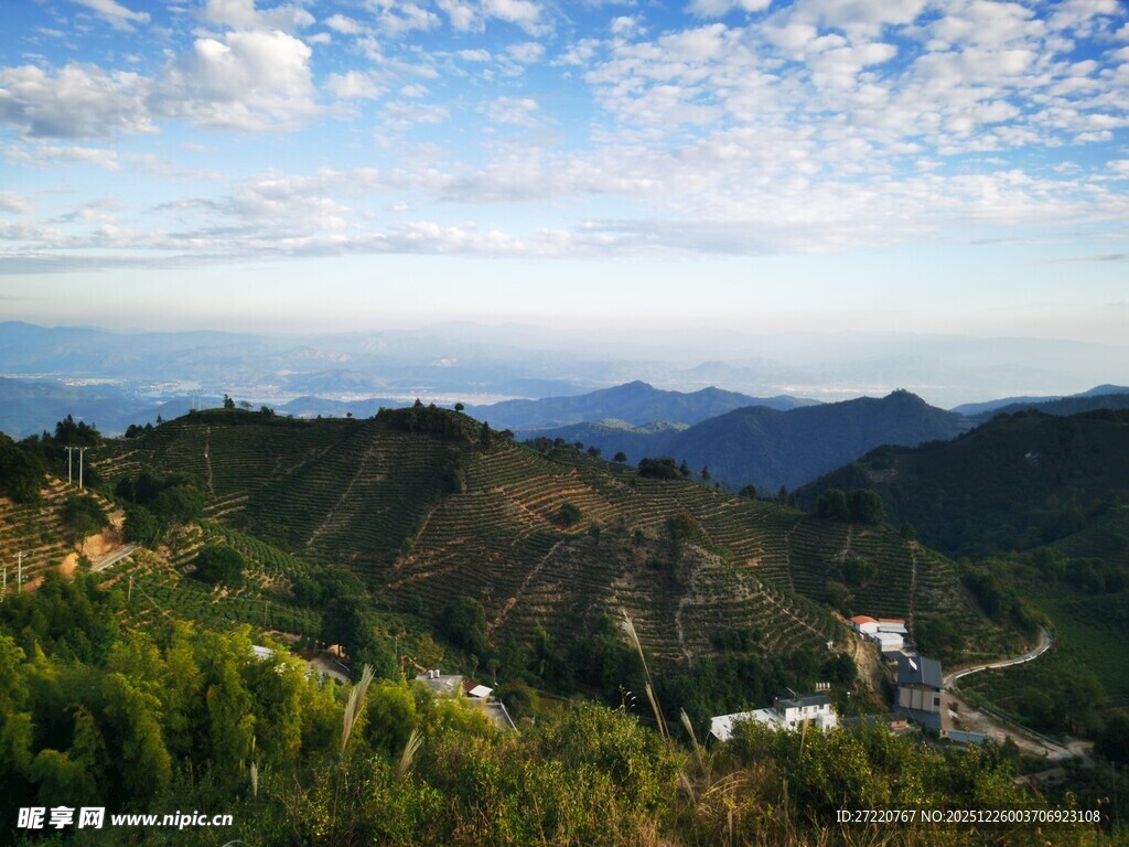 山峦葱郁间的壮美风景