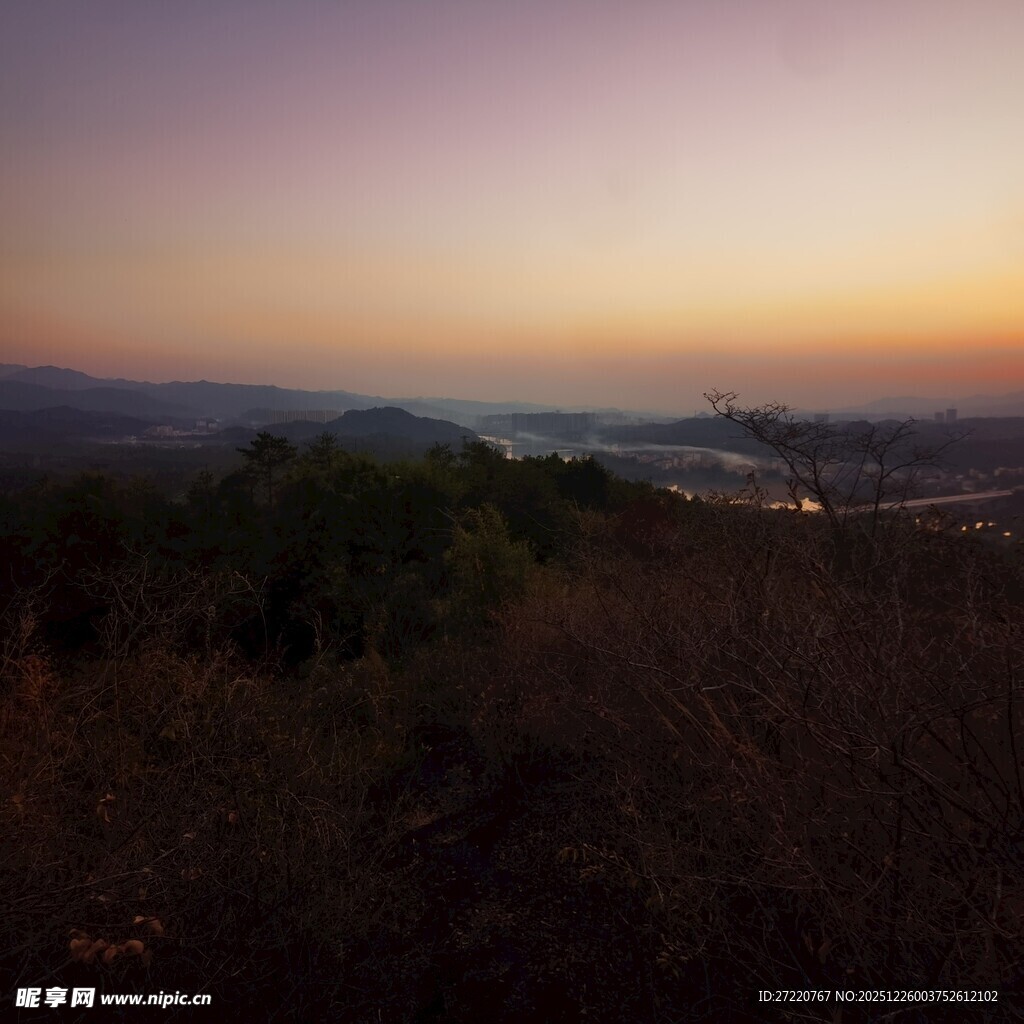 黄昏下的山峦与植被景观