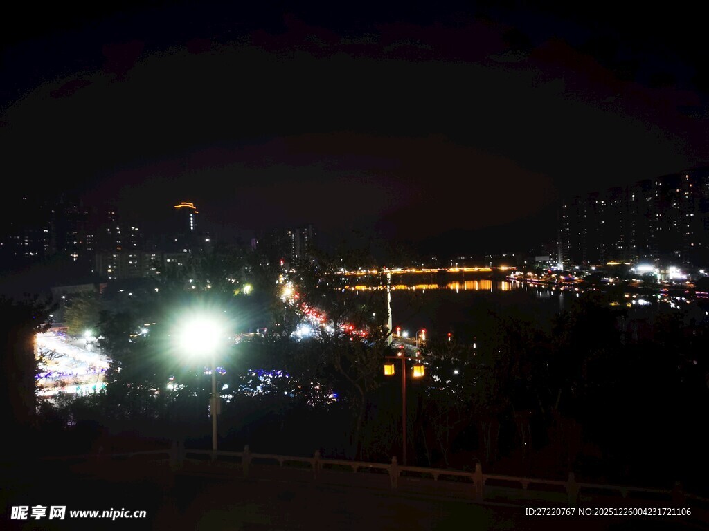 城市夜景中的璀璨灯光