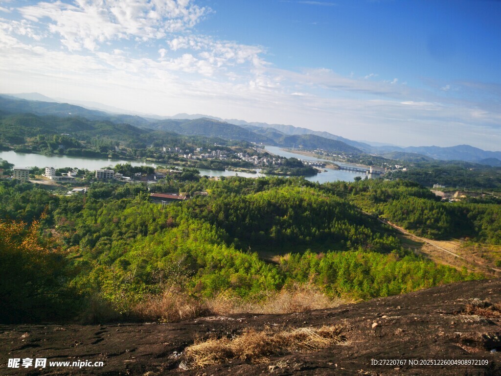 山间美景 俯瞰葱郁大地