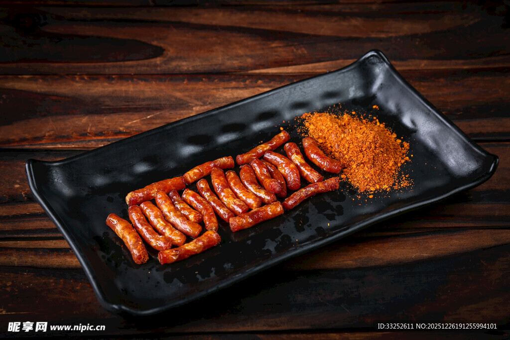 黑色盘中的美味烤肠