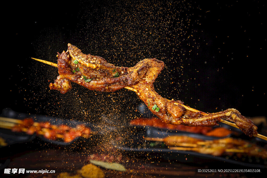 油炸青蛙溅起诱人油花