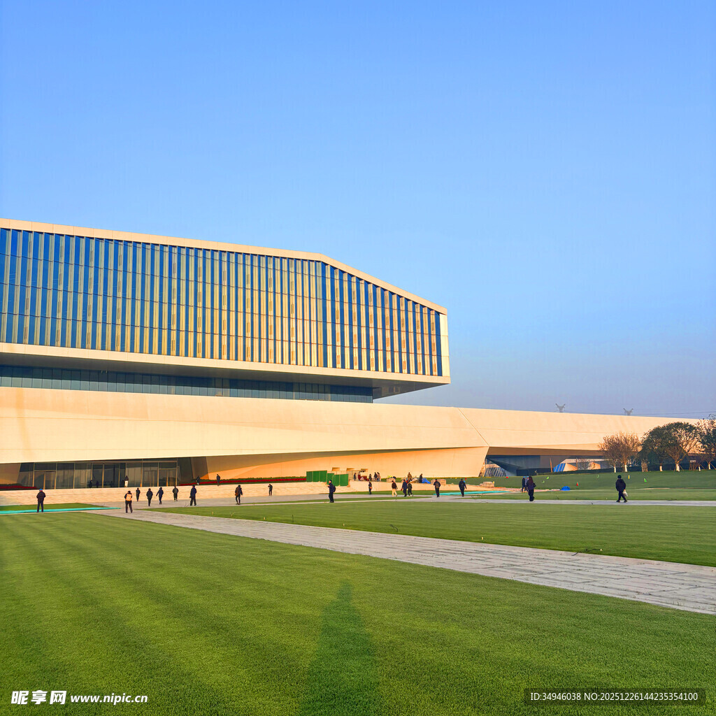 现代建筑前的开阔绿地景观