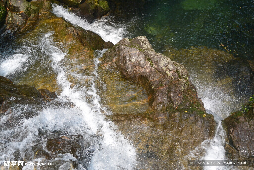 山间瀑布岩石水景特写