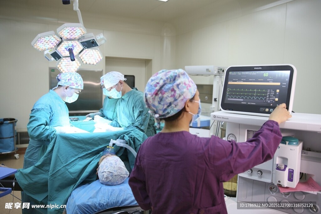 手术室中的医护人员操作场景