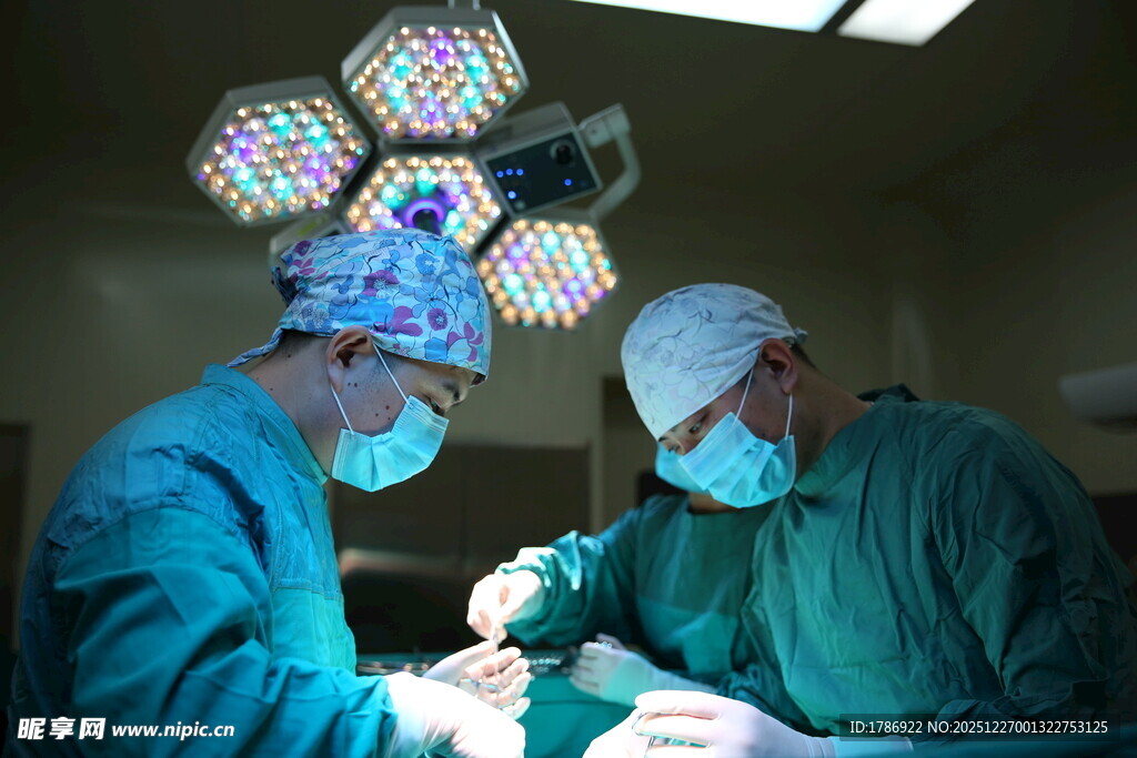 手术室中的医生手术场景