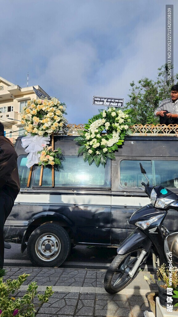 复古轿车旁的绿植装饰