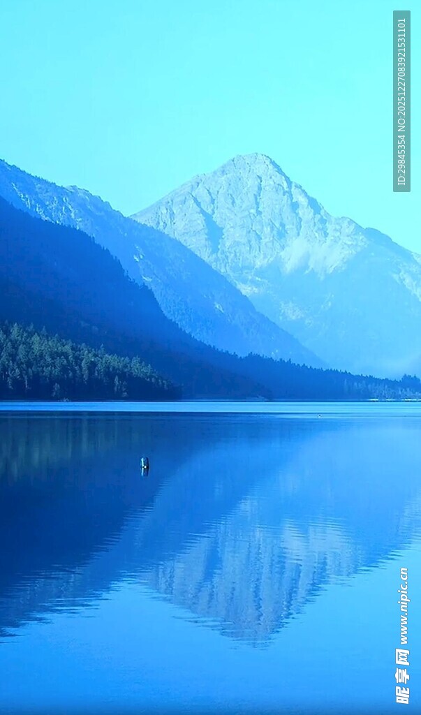 宁静湖山倒影美景