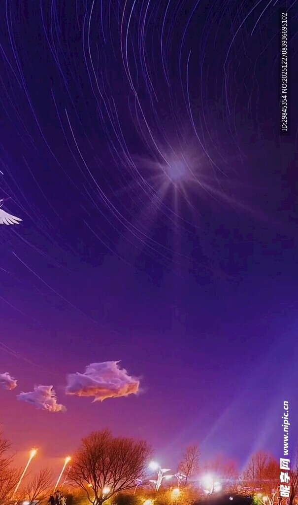 城市夜空下的绚烂星轨