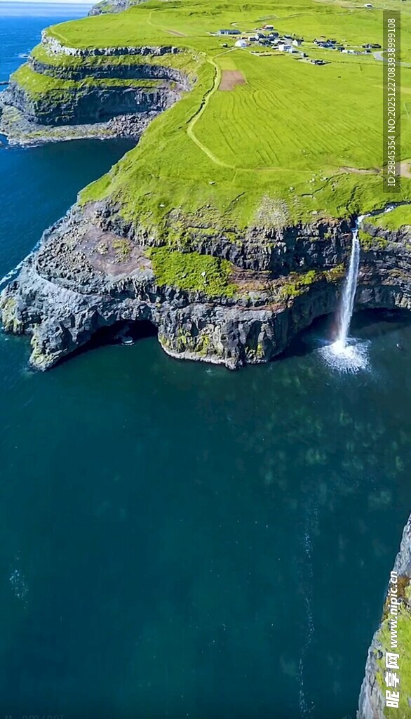 壮丽海岸悬崖瀑布景观