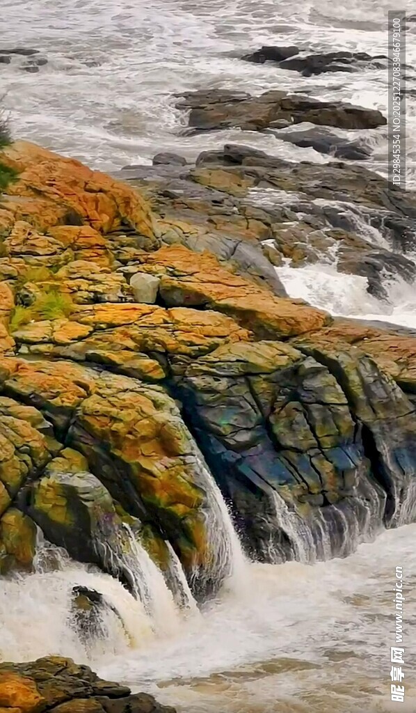 海边多彩礁石与奔涌浪花