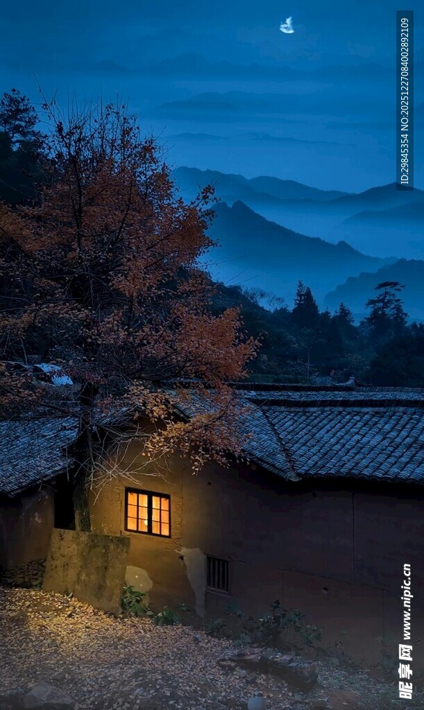 月夜下的静谧乡村小屋