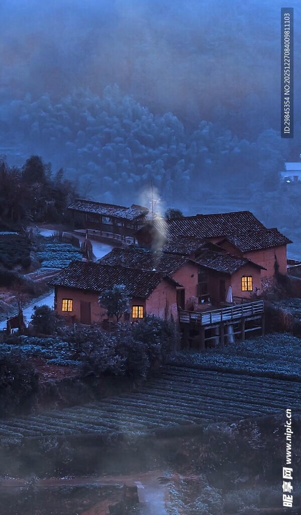 乡村暮色中的温馨灯火