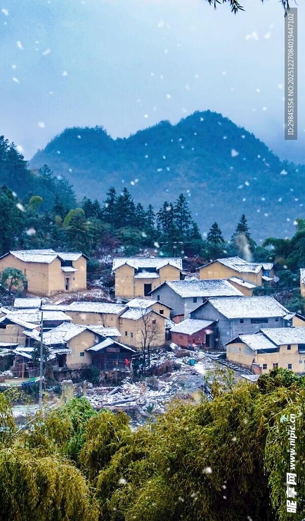 雪覆山村美景