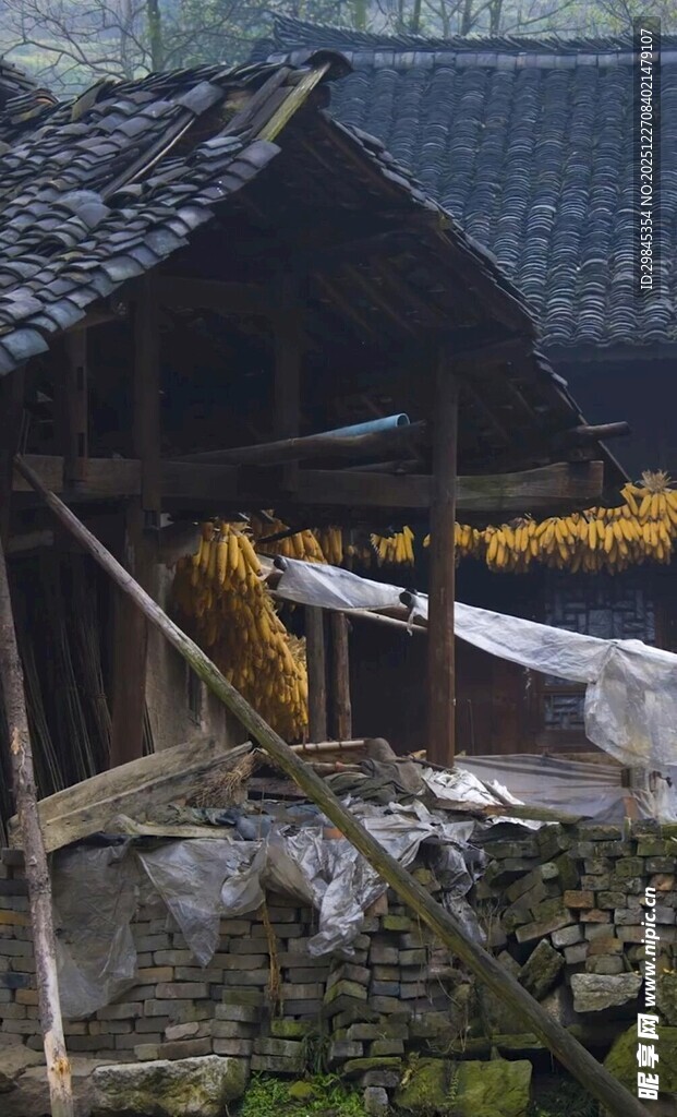 古朴山村中的老旧木屋