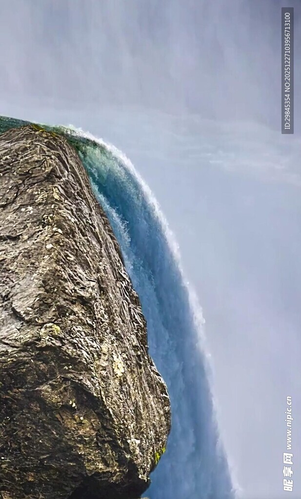 悬崖边的壮观自然景象