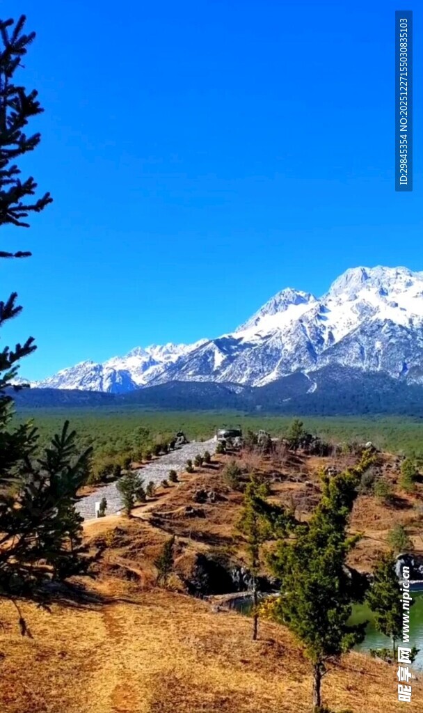 雪山下的美丽山间景致